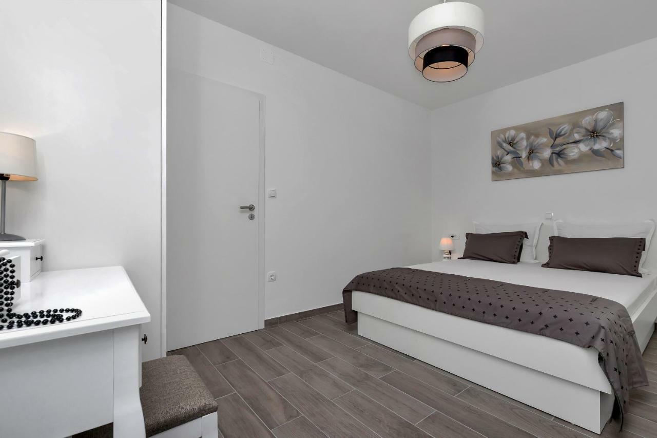 Apartment Kate Podgora Bagian luar foto
