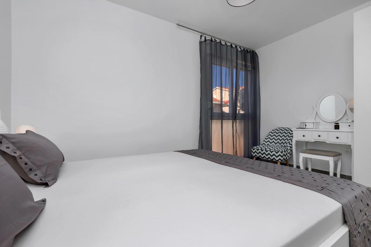 Apartment Kate Podgora Bagian luar foto